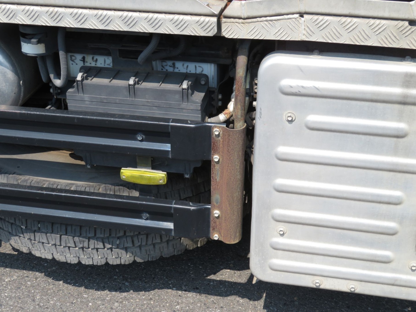 運転席側サイドバンパーステーにサビがあります。|いすゞ ギガ QKG-EXD52AEの写真36