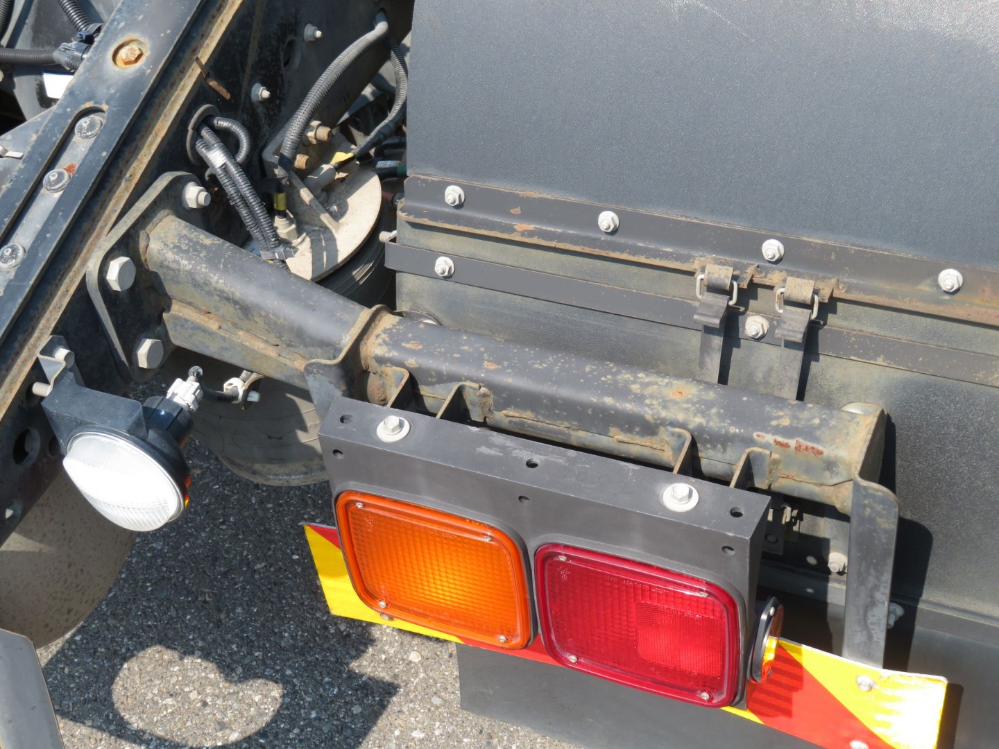 運転席側テールランプステーにサビがあります。|いすゞ ギガ QKG-EXD52AEの写真39