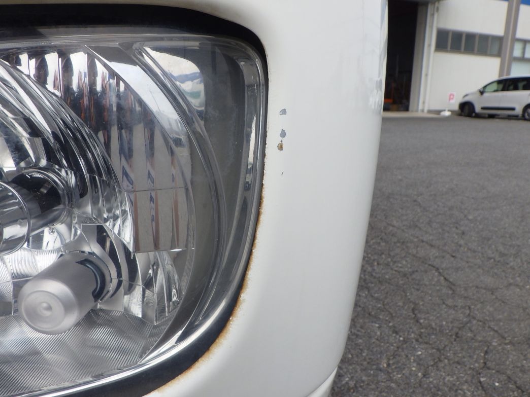 フロントバンパーに飛び石キズがあります。|日野 レンジャー QKG-FJ7JNAAの写真27
