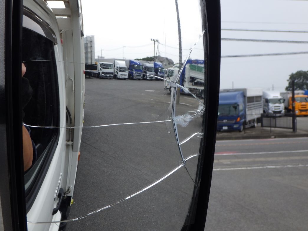 運転席側ミラーレンズに割れがあります。|日野 レンジャー QKG-FJ7JNAAの写真28