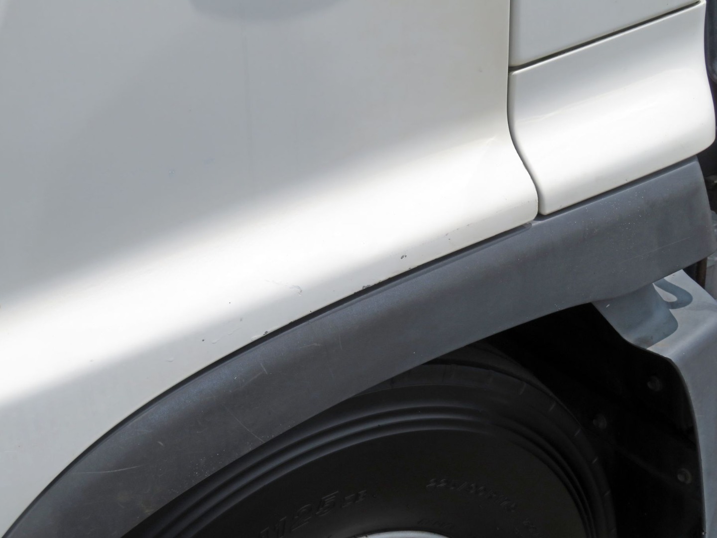 助手席ドア下部に細かいキズがあります。|日野 レンジャー TKG-FC9JJAP(2WD)の写真13