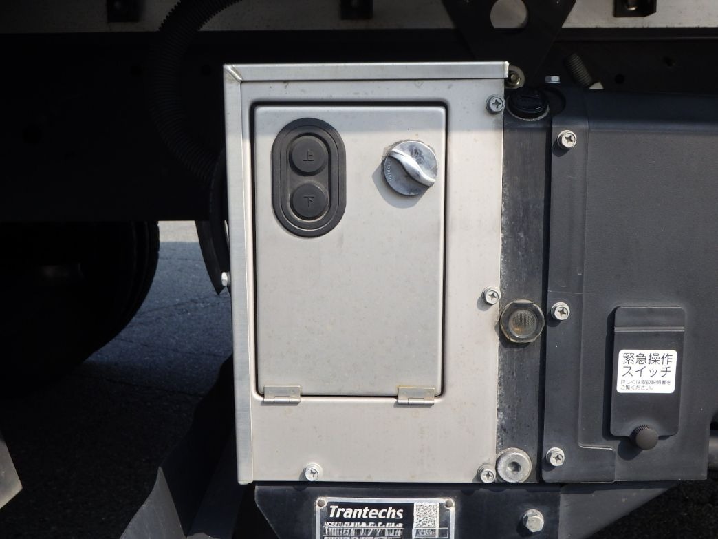 ゲートの操作スイッチです。|日野 レンジャー 2KG-FD2ABG(2WD)の写真14
