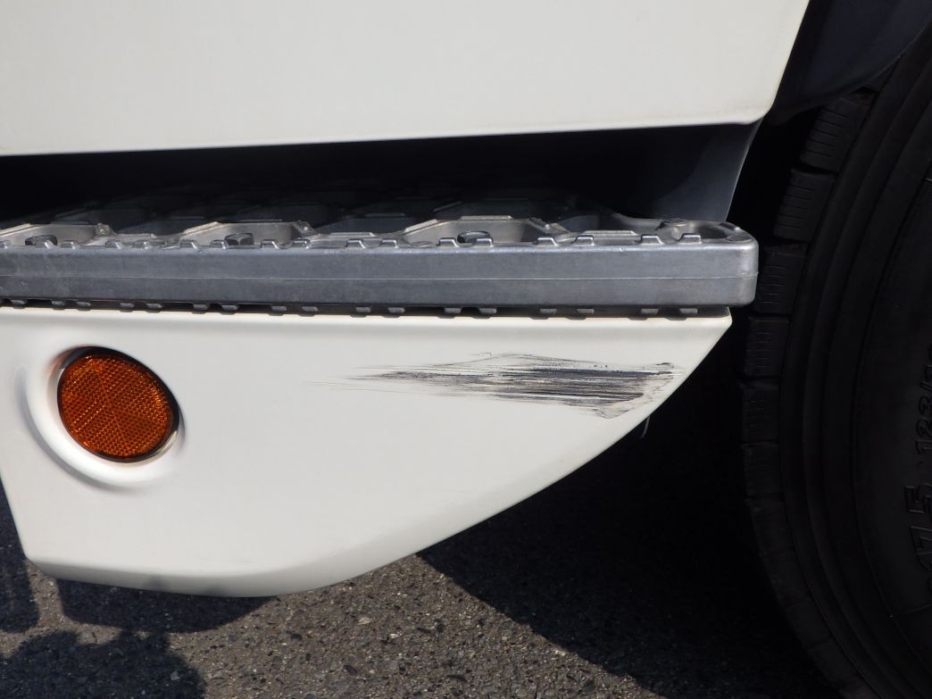 助手席側ステップカバーにキズがあります。|日野 レンジャー 2KG-FD2ABG(2WD)の写真27