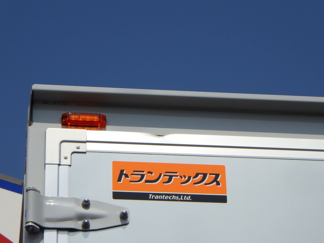 リヤ扉の助手席側上部にキズ・ヘコミがあります。|日野 レンジャー 2KG-FD2ABG(2WD)の写真38