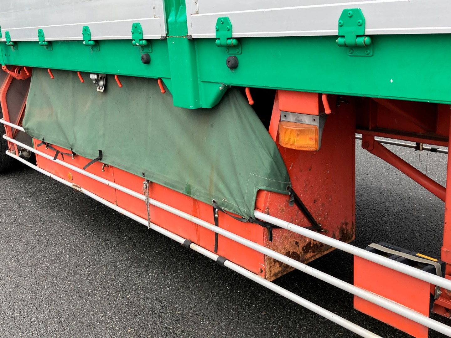 運転席側に物入れが付いています。サビがあります|トレクス PFB34114の写真35