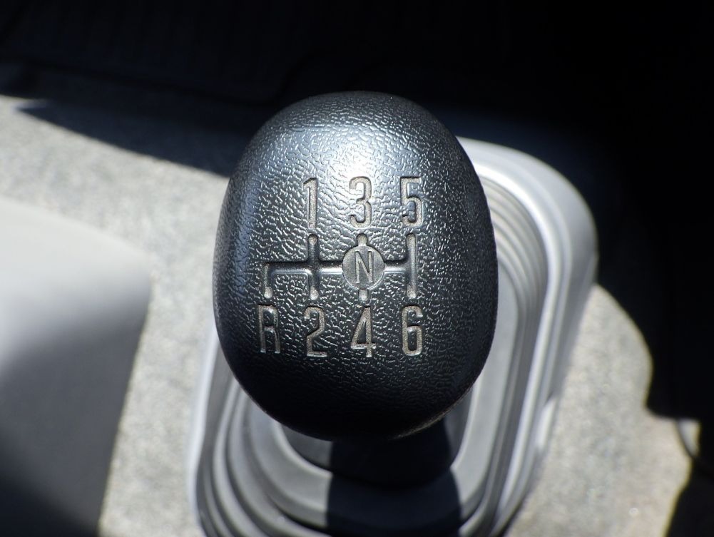 MT６速です。|いすゞ フォワード 2RG-FRR90T2(2WD)の写真16