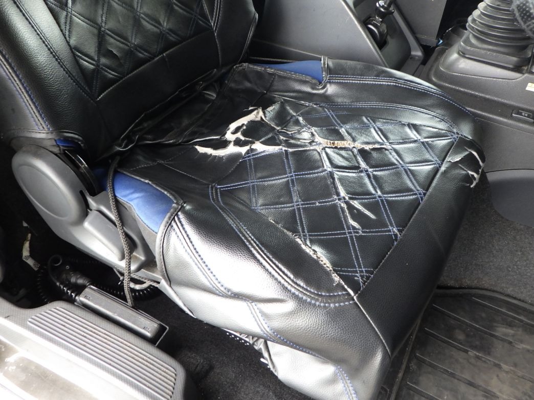 運転席座面にヘタリがあります。|いすゞ ギガ 2PG-EXD52CDの写真30