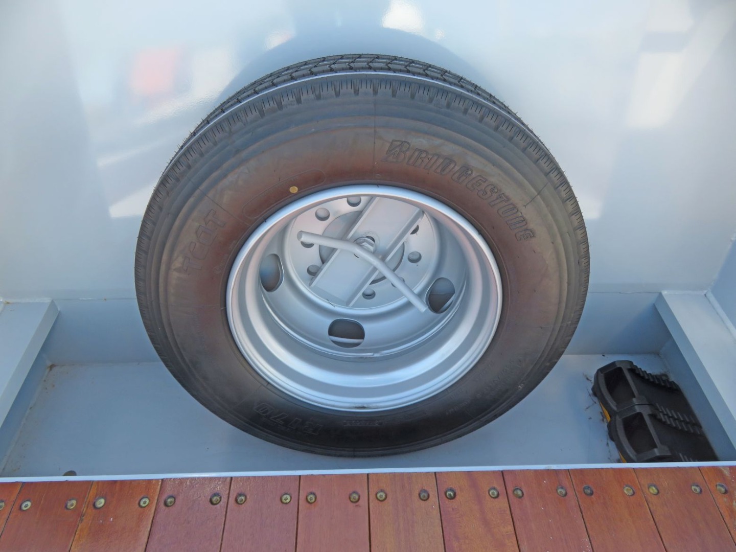 スペアタイヤ付きです。|トレクス PLR438の写真15