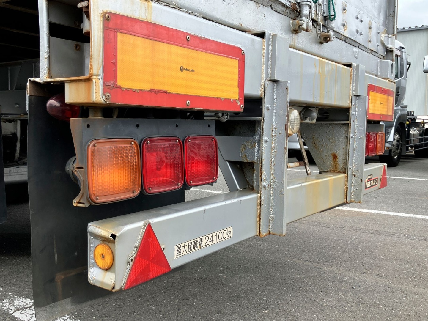 リヤバンパー端につぶれがあります。ステーにサビがあります|フルハーフ  KFKGF240の写真47