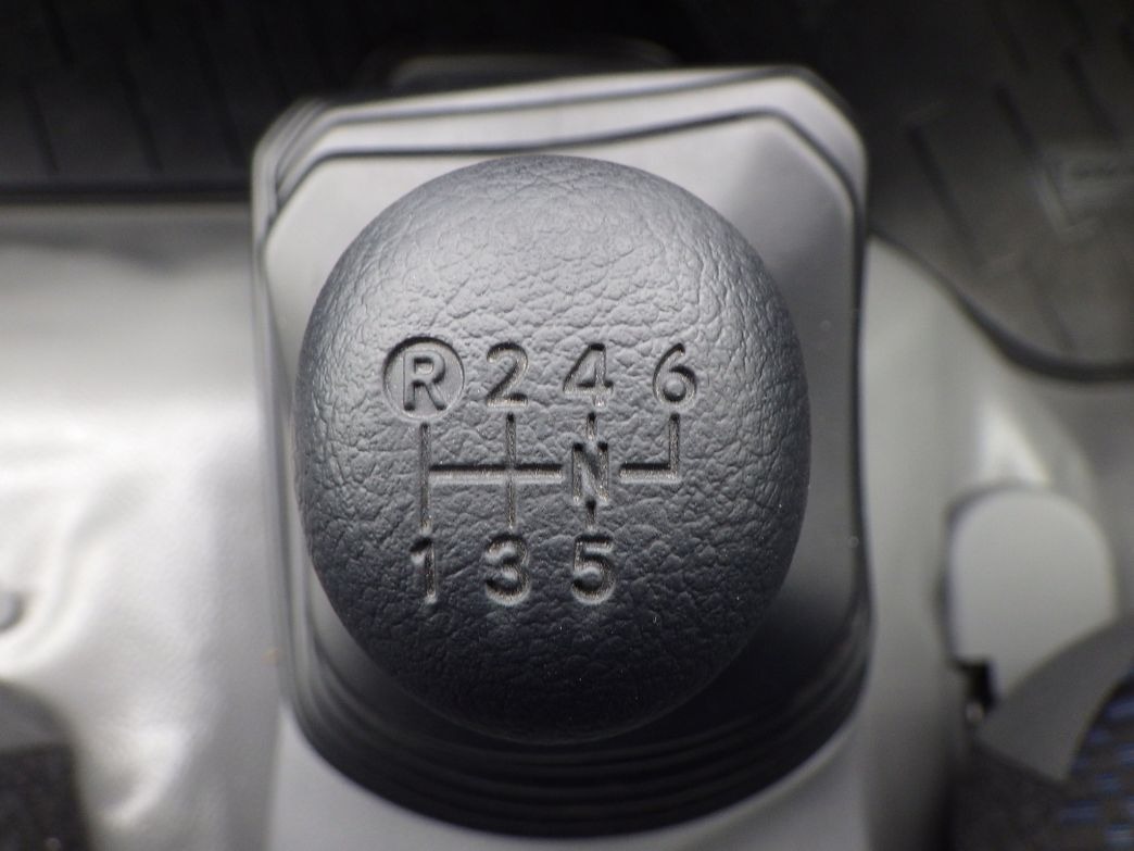 MT6速です。|日野 デュトロ 2KG-XZU712M(2WD)の写真23