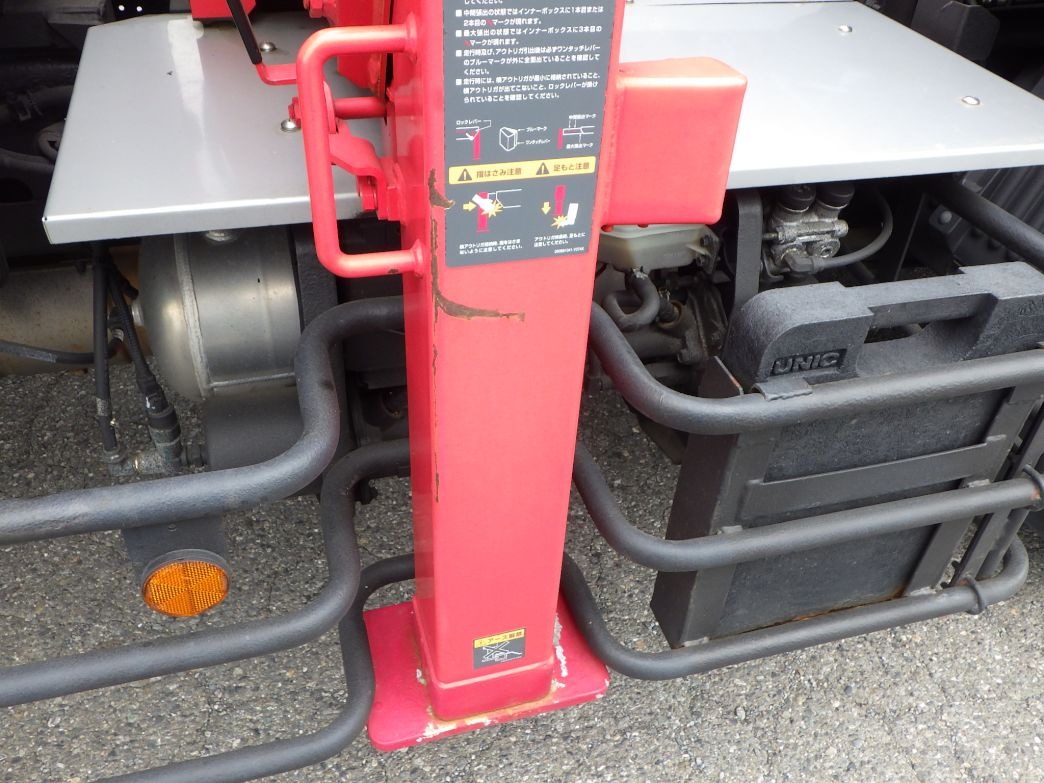 運転席側アウトリガーにキズ・サビがあります。|日野 レンジャー TKG-GC7JKAAの写真33