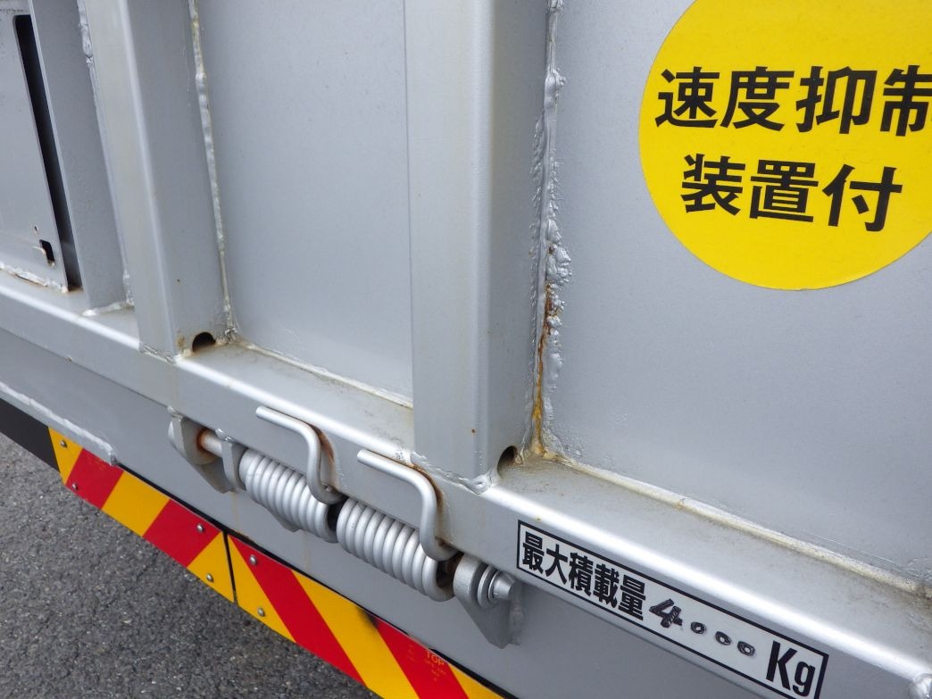 リヤ周りにサビ・塗装の浮きがあります。|日野 レンジャー TKG-GC7JKAAの写真35