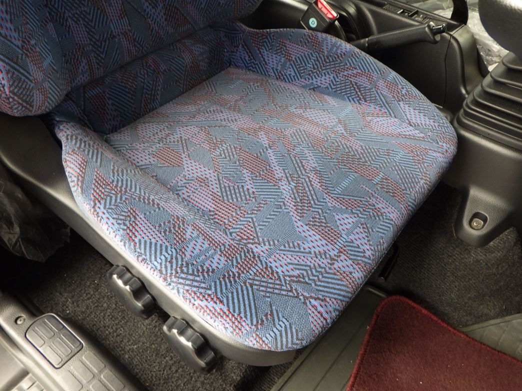 運転席座面にヘタリがあります。|日野 レンジャー TKG-GC7JKAAの写真36