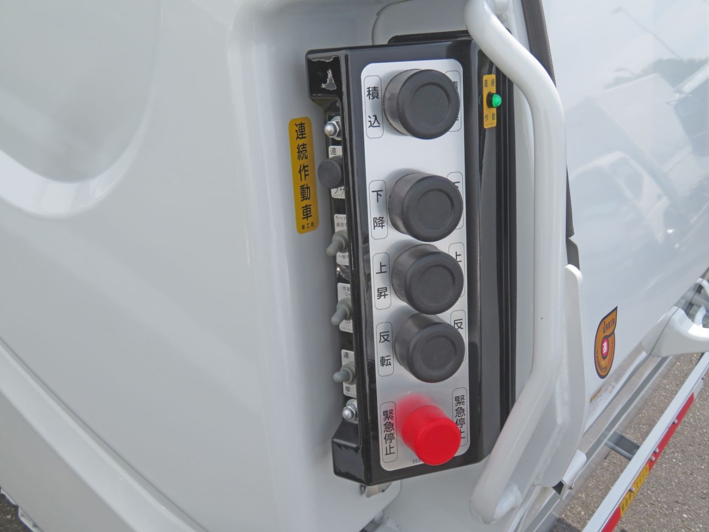 上物操作スイッチです。(連続⇔単独切り替え付きです)|三菱 キャンター 2PG-FEA80(2WD)の写真14