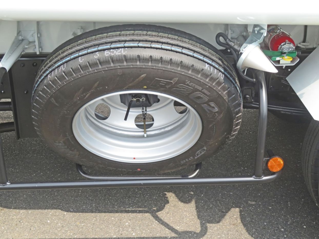 スペアタイヤ付きです。|三菱 キャンター 2PG-FEA80(2WD)の写真15