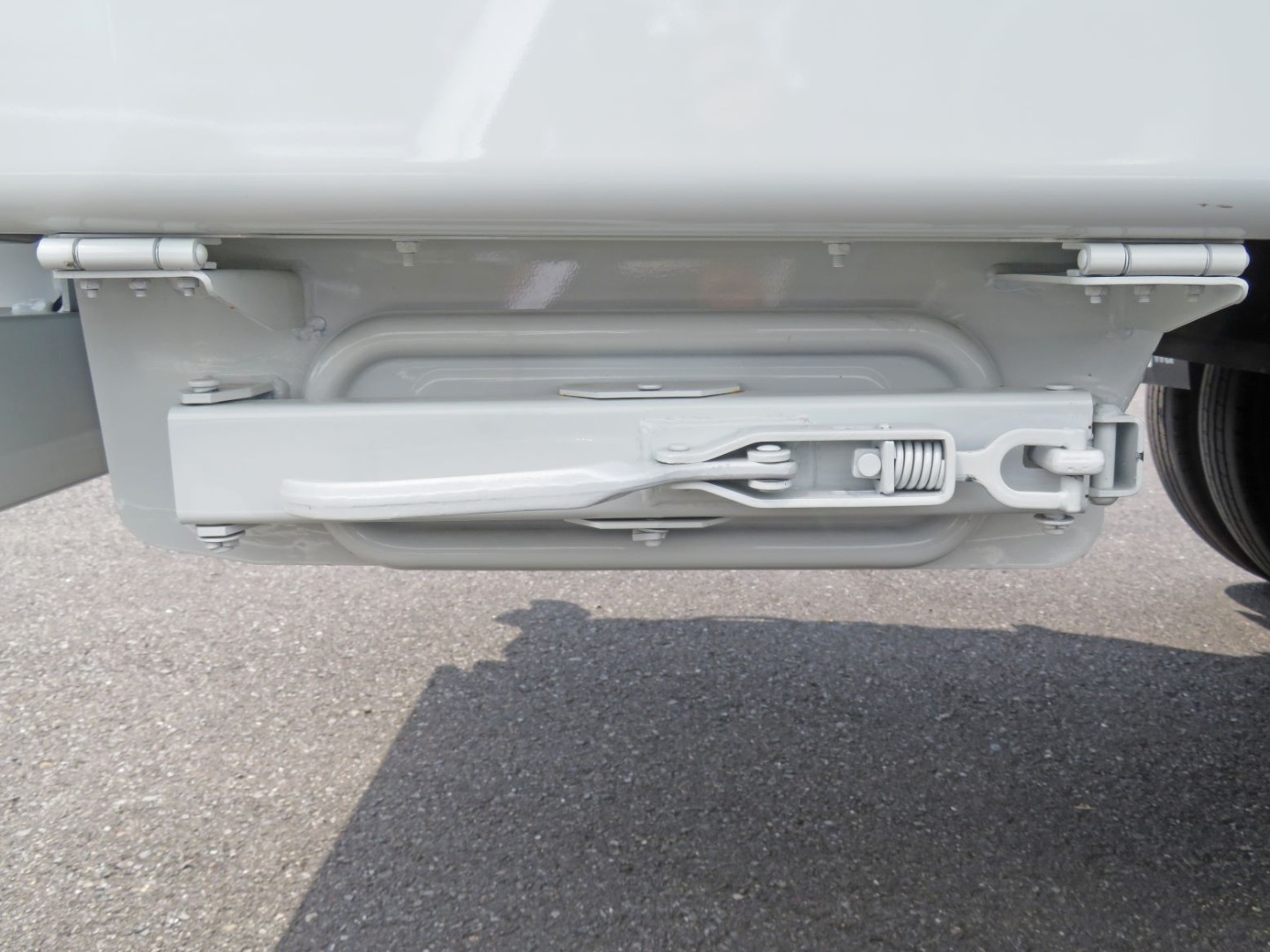 汚水タンク付きです。|三菱 キャンター 2PG-FEA80(2WD)の写真17