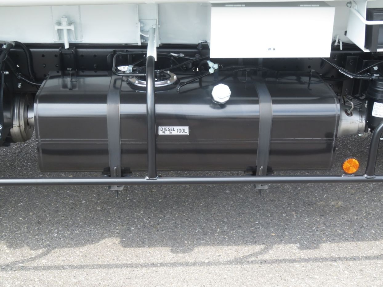 燃料タンクは100Lです。|三菱 キャンター 2PG-FEA80(2WD)の写真18