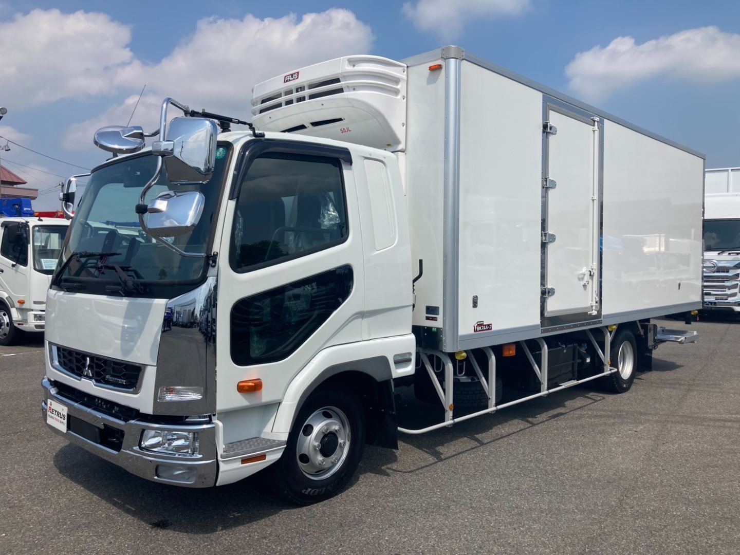 未使用ふそうの格納ゲート付き冷凍バンです。|三菱 ファイター 2KG-FK65F(2WD)の写真1