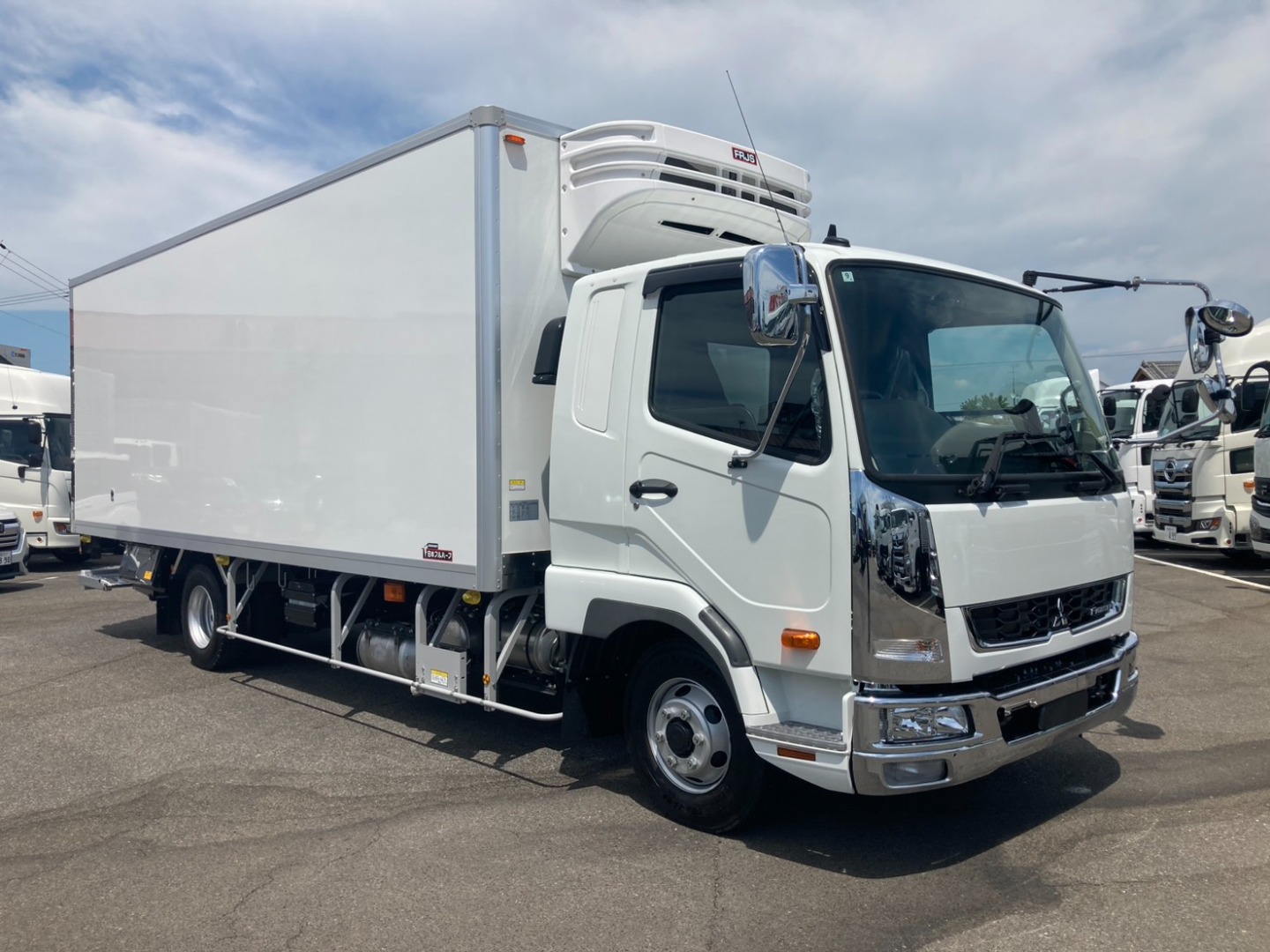 未使用ふそうの格納ゲート付き冷凍バンです。|三菱 ファイター 2KG-FK65F(2WD)の写真2