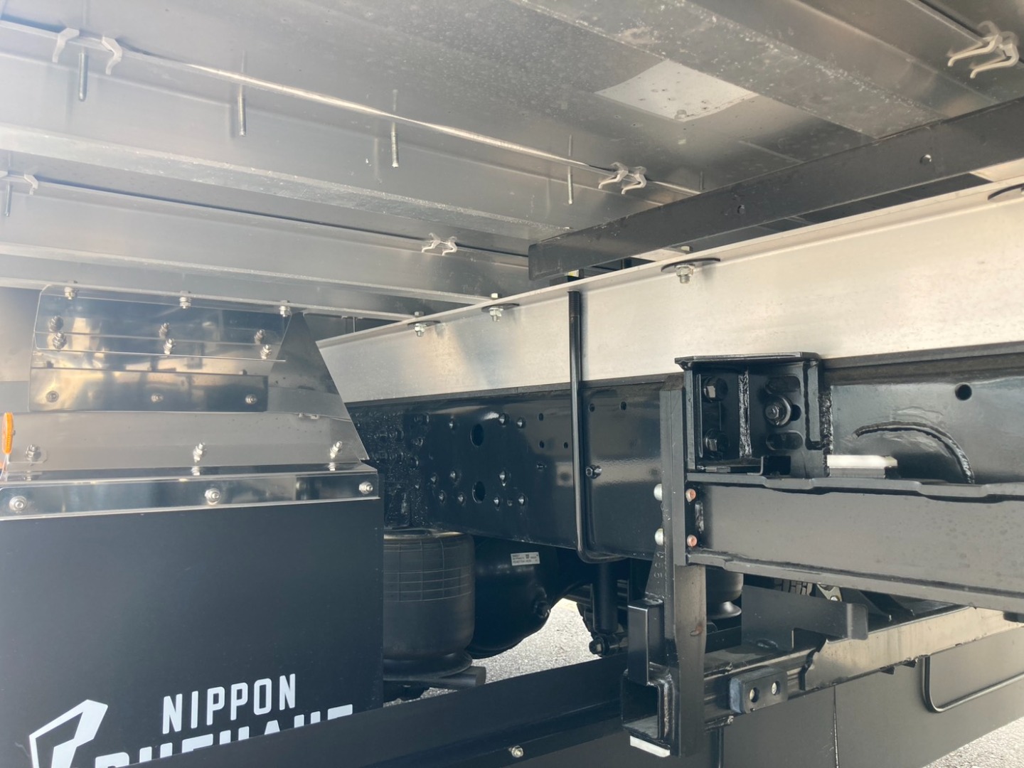 シャーシとエアサスとネタの状態です。|三菱 ファイター 2KG-FK65F(2WD)の写真7