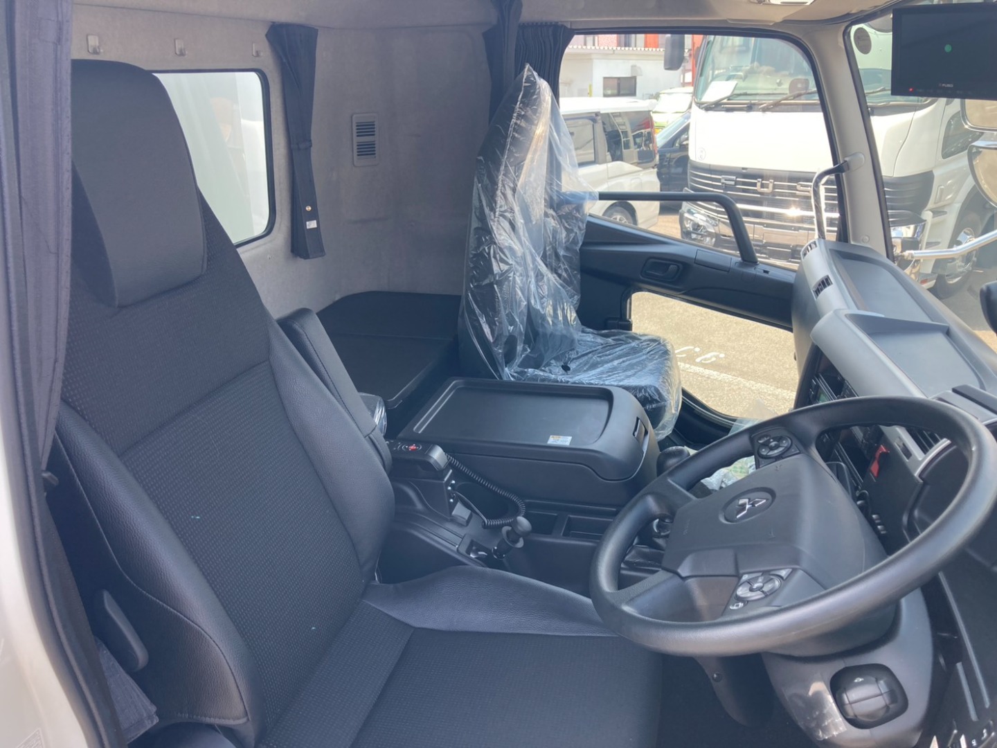車内です。|三菱 ファイター 2KG-FK65F(2WD)の写真11