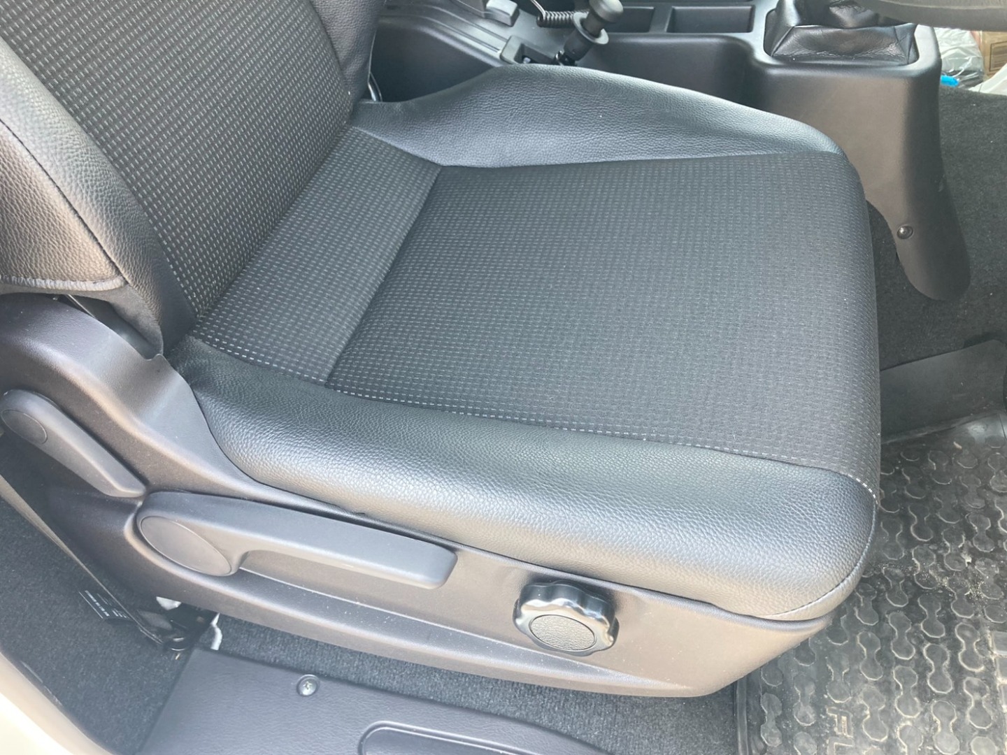 シート座面の状態です。|三菱 ファイター 2KG-FK65F(2WD)の写真12