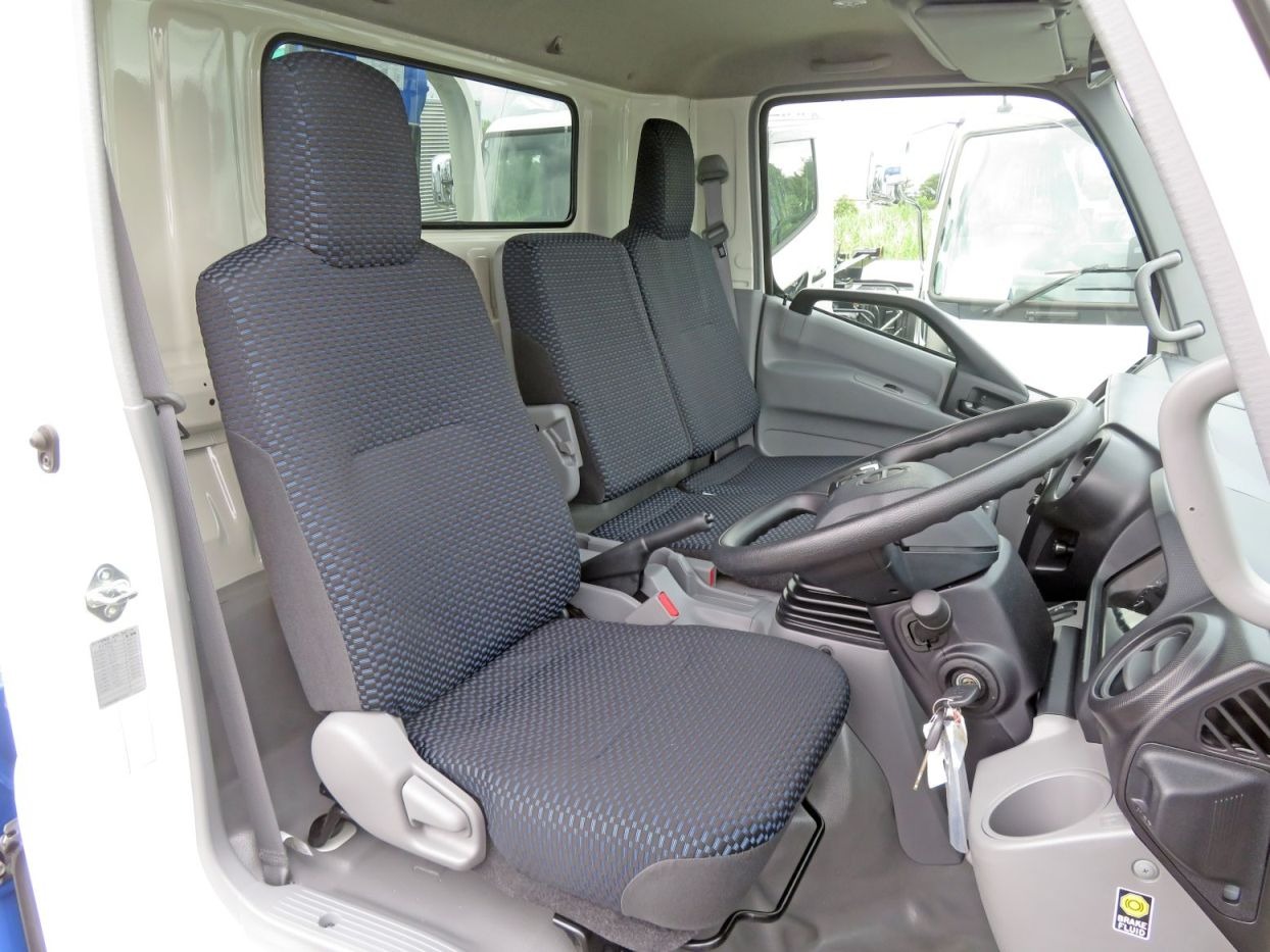 乗車定員は3名です。|日野 デュトロ 2KG-XZU712M(2WD)の写真6