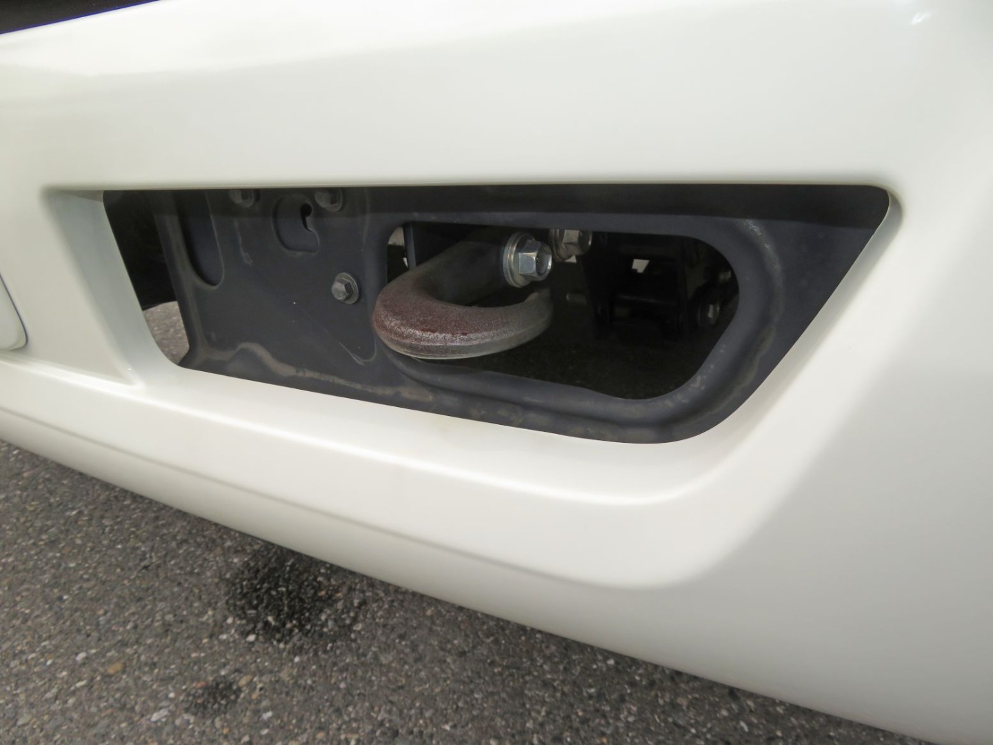 牽引フックに軽い置きサビがあります。|日野 デュトロ 2KG-XZU712M(2WD)の写真16