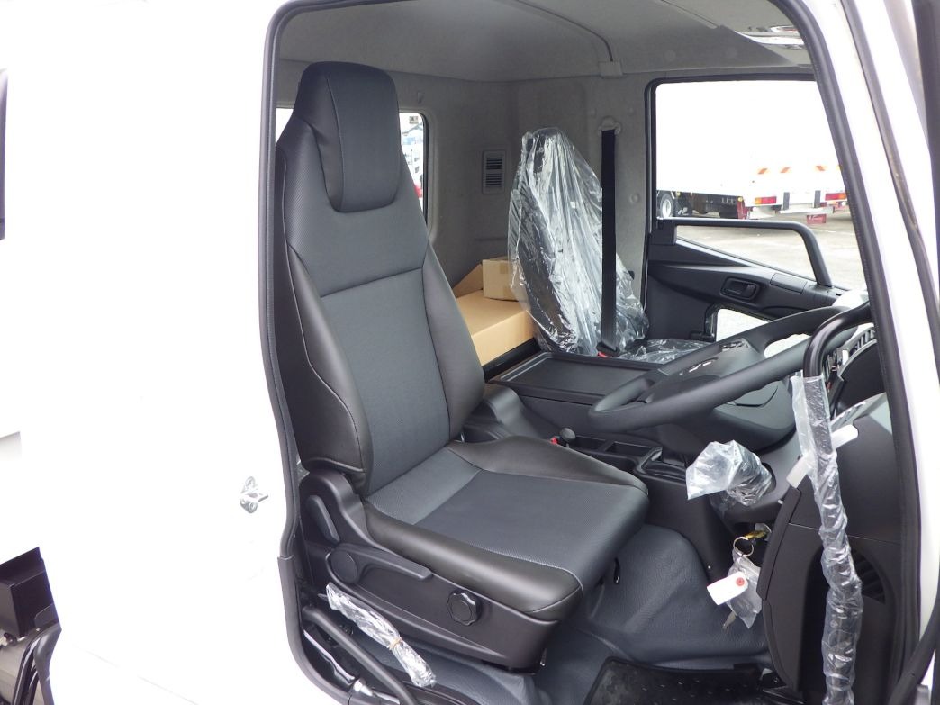 乗車定員は2名です。|三菱 ファイター 2KG-FK62F(2WD)の写真6