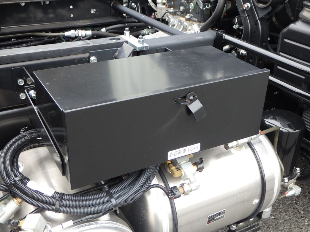 工具箱は鉄製です。|三菱 ファイター 2KG-FK62F(2WD)の写真13