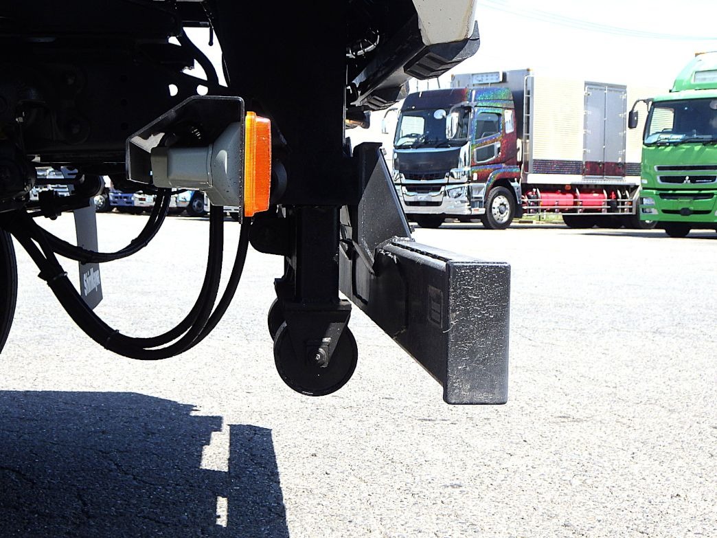 リヤバンパーは可動式です。|日野 デュトロ 2WG-XZU701X(2WD)の写真13