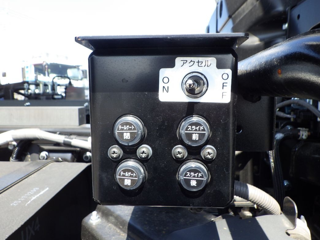 上物の操作スイッチです。|日野 デュトロ 2WG-XZU701X(2WD)の写真15