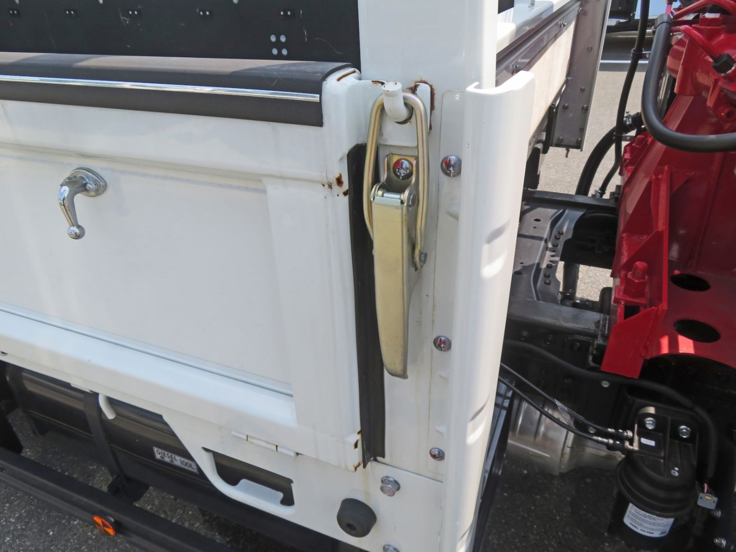 運転席側あおりロック周辺に細かいキズ・サビがあります。(助手席側も同様です)|三菱 キャンター 2RG-FEAV0(2WD)の写真27