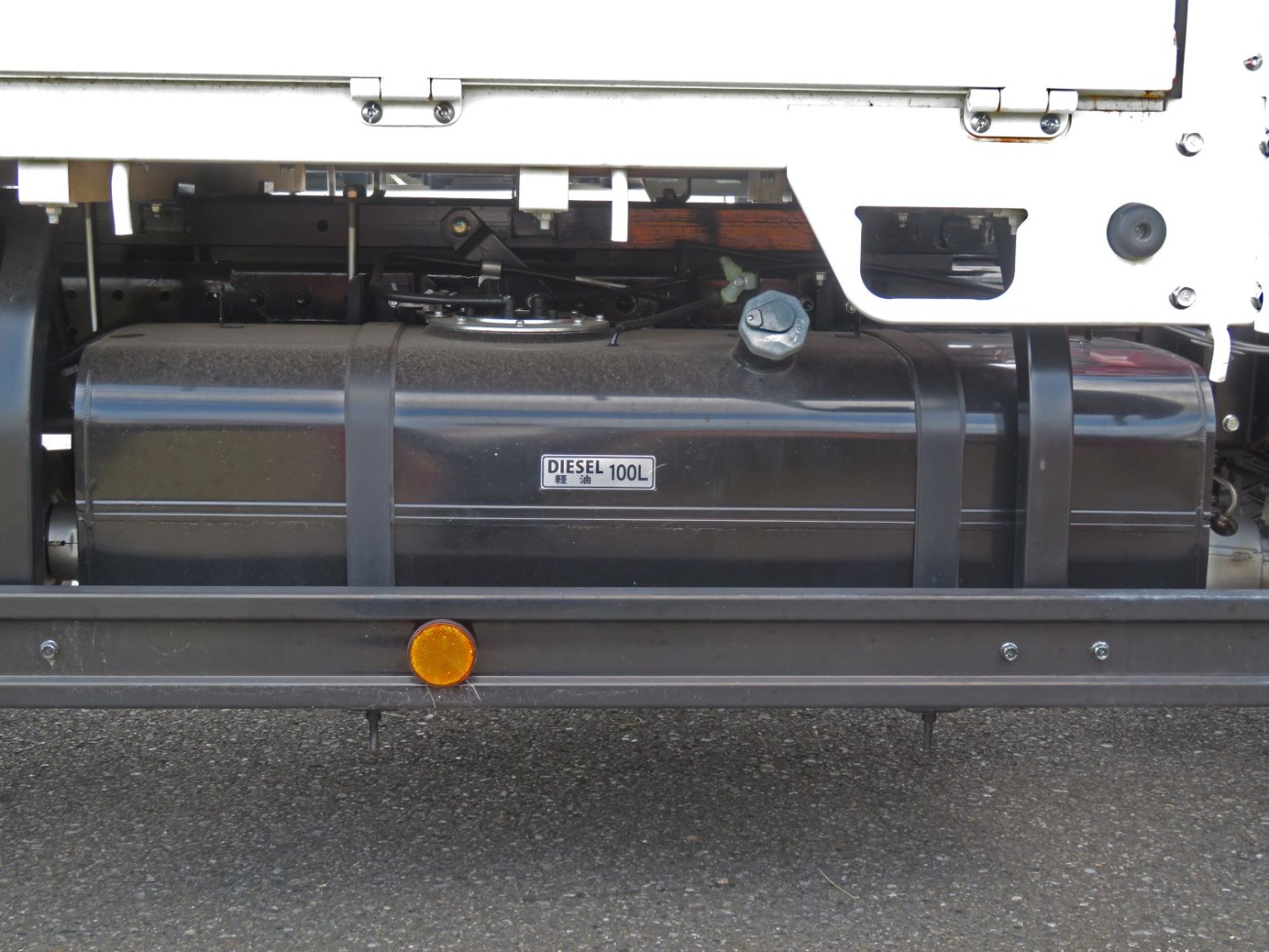 燃料タンクは100Lです。|三菱 キャンター 2RG-FEAV0(2WD)の写真31