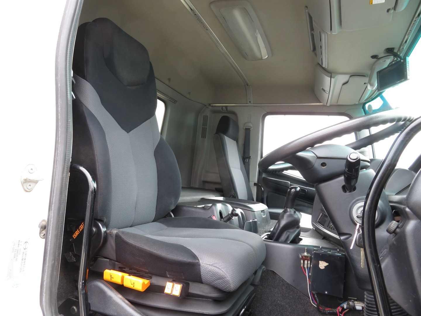 運転席座面にヘタリがあります。|日野 プロフィア QKG-FS1EKDAの写真6