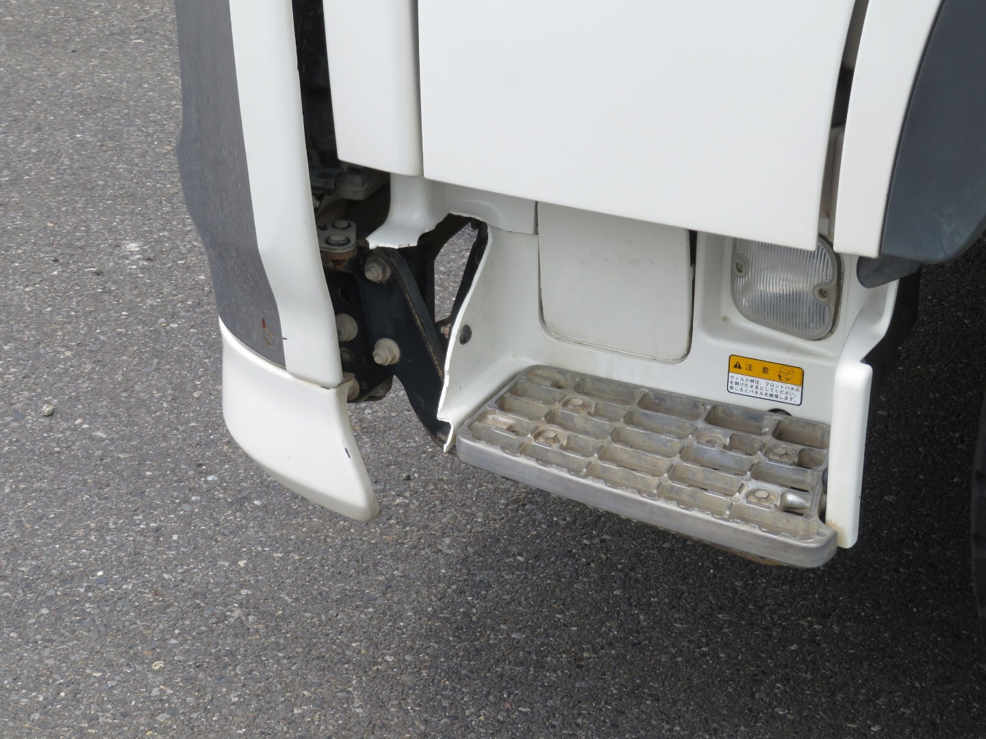 ステップ周りのカバーが割れています。|日野 プロフィア QKG-FS1EKDAの写真20