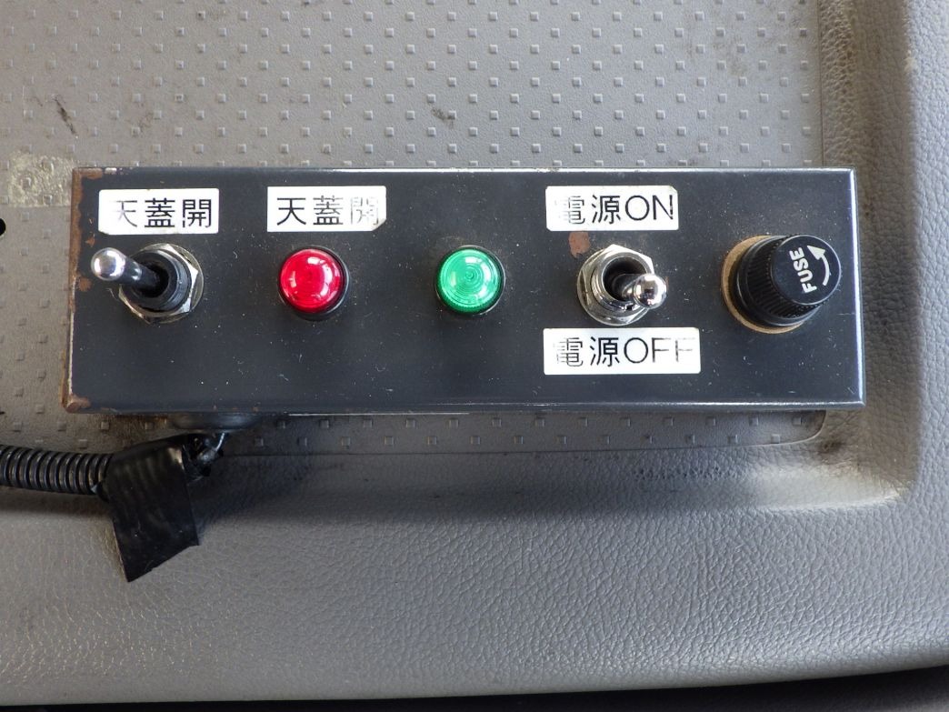 天蓋の開閉スイッチです。|UDトラックス クオン QKG-CD5YLの写真17