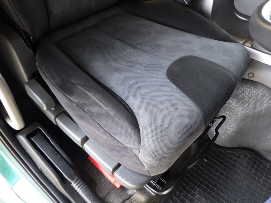 運転席座面にヘタリがあります。|UDトラックス クオン QKG-CD5YLの写真40