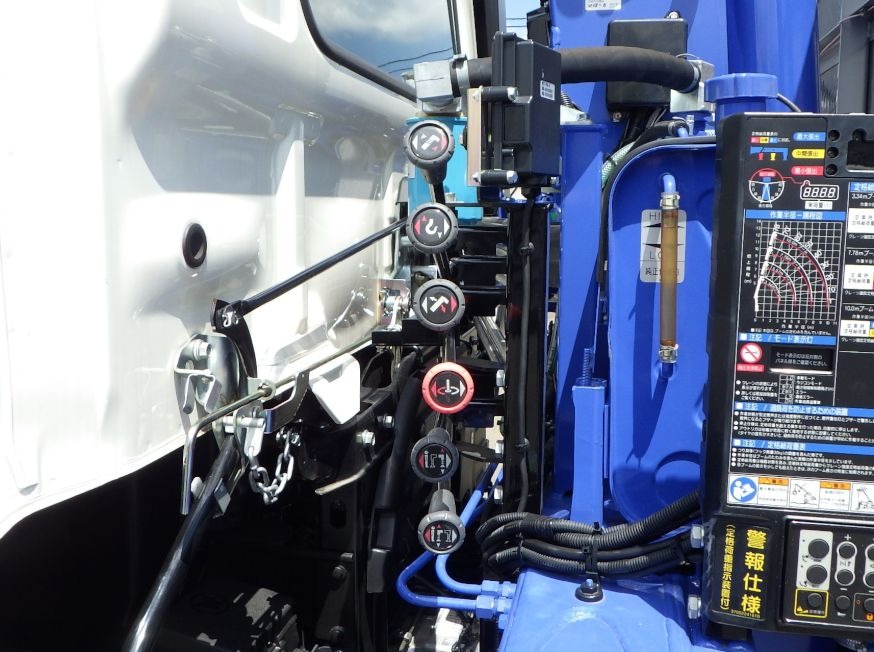 クレーンの操作レバーです。|日野 レンジャー 2KG-FD2ABA(2WD)の写真12