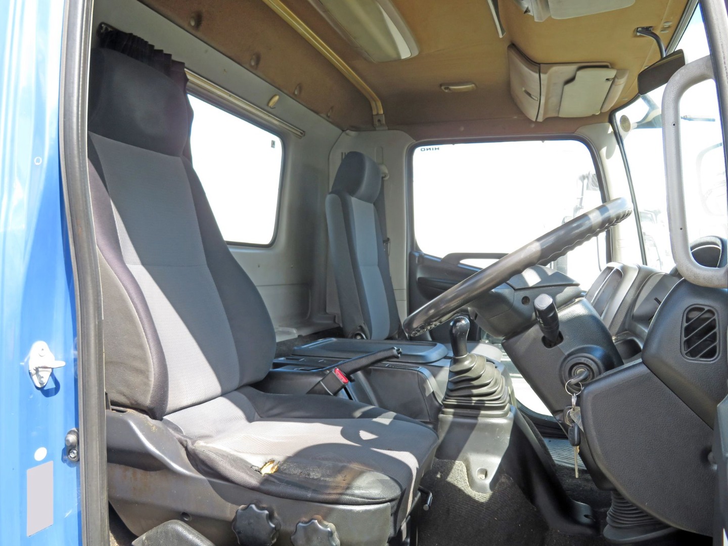 運転席座面にヘタリ・破れがあります。|日野 レンジャー TKG-FC9JGAA(2WD)の写真6