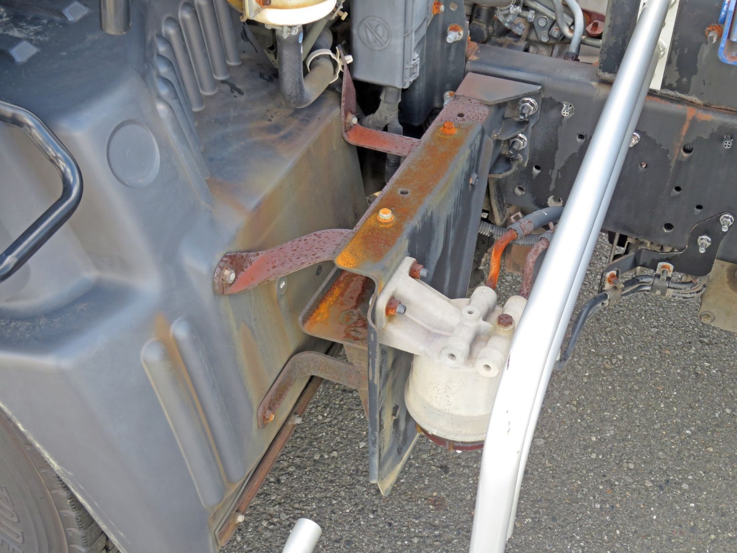 助手席側フェンダー後部にあるステーにサビがあります。|日野 レンジャー TKG-FC9JGAA(2WD)の写真18