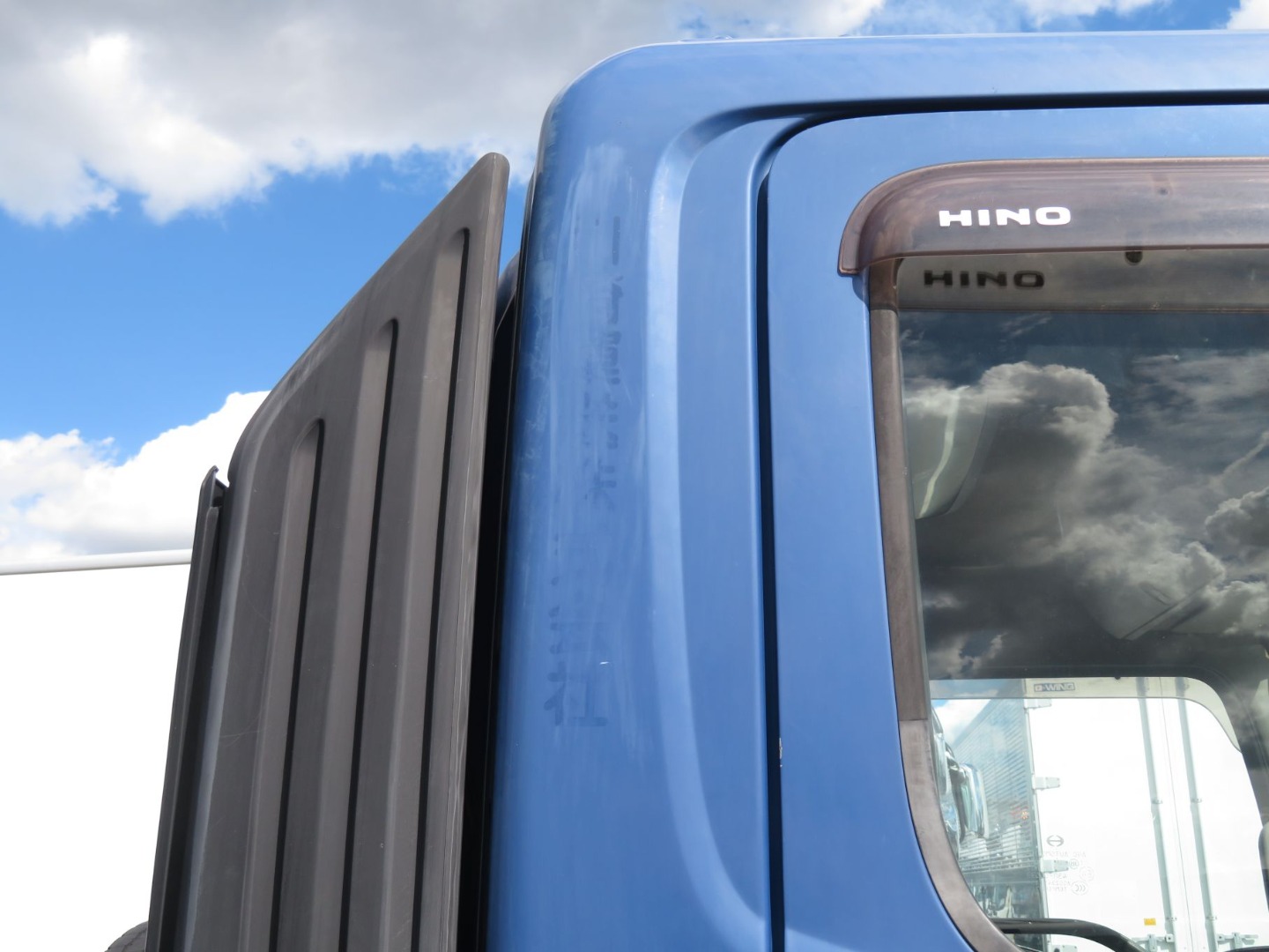 運転席側クォーターパネルに看板日焼け跡があります。|日野 レンジャー TKG-FC9JGAA(2WD)の写真33
