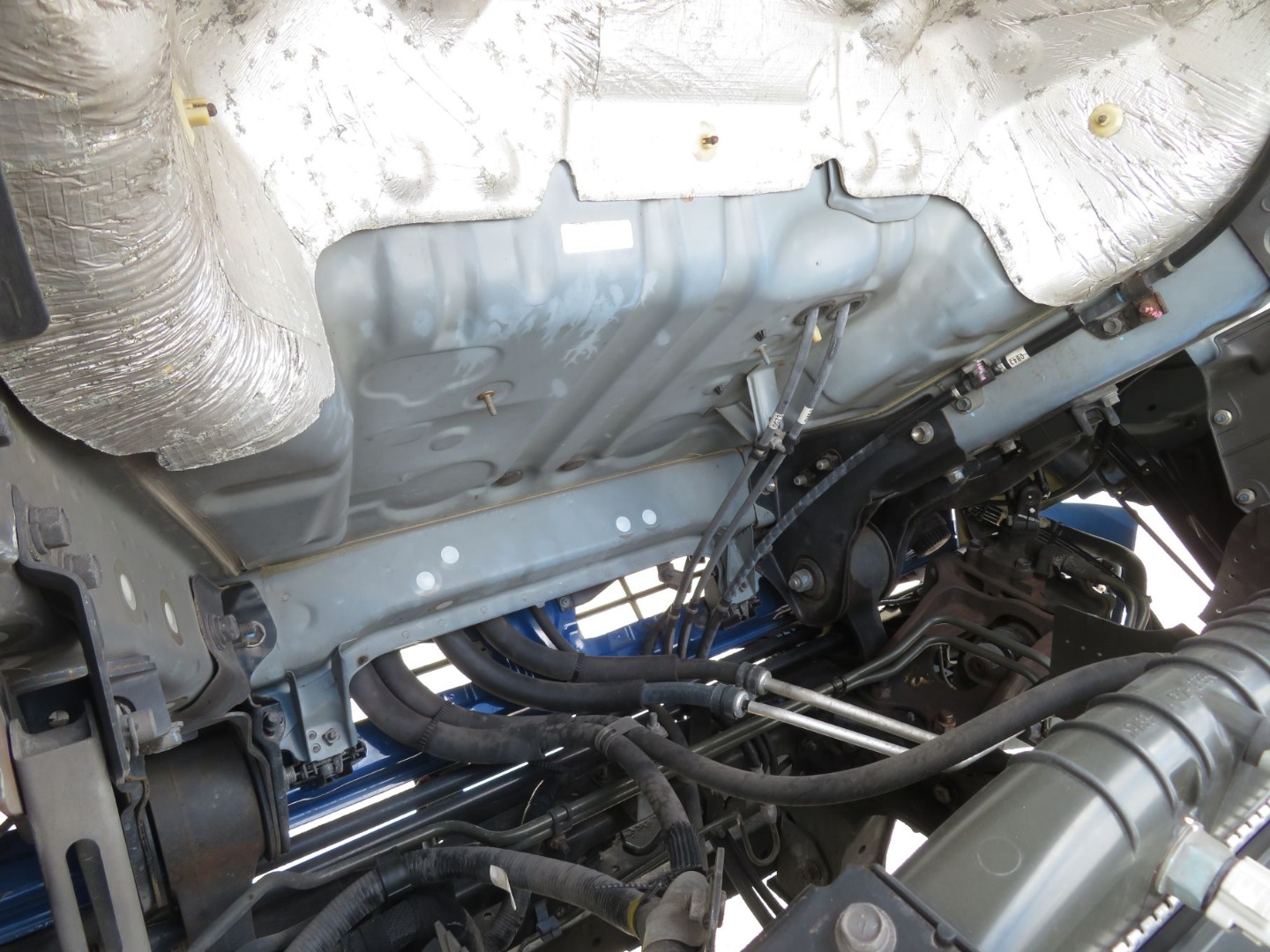 キャブ底面の状態です。|日野 レンジャー TKG-FC9JGAA(2WD)の写真35