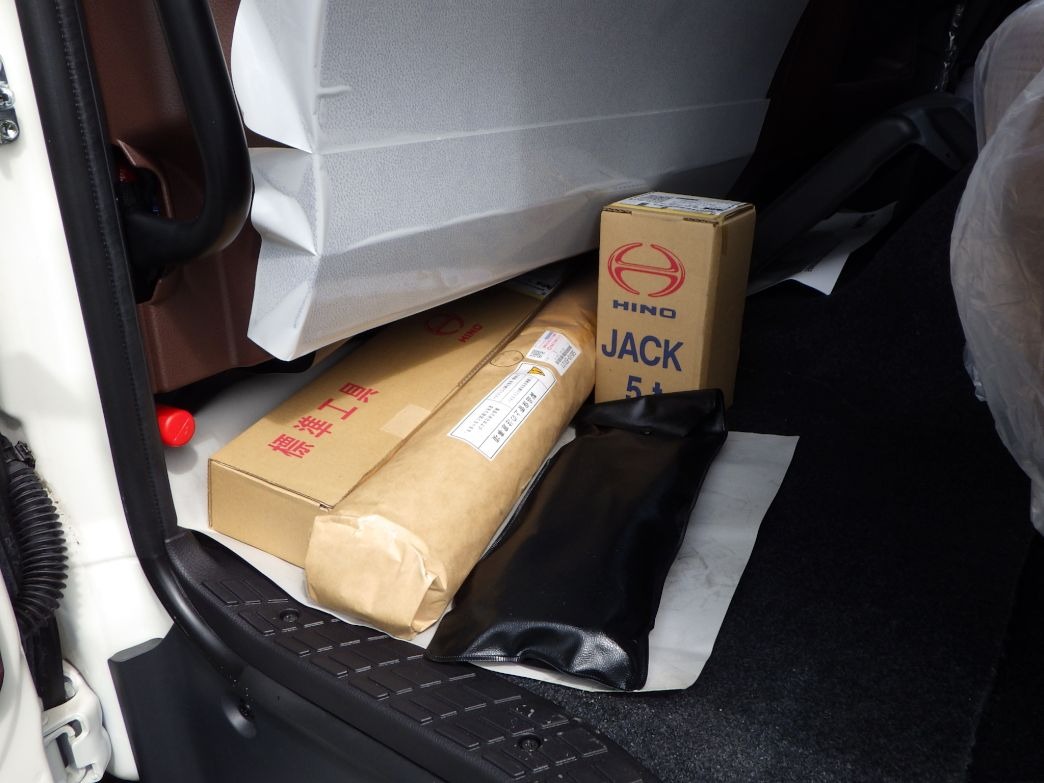キャブ内に付属品が積んであります。|日野 レンジャー 2PG-FD2ABA(2WD)の写真19