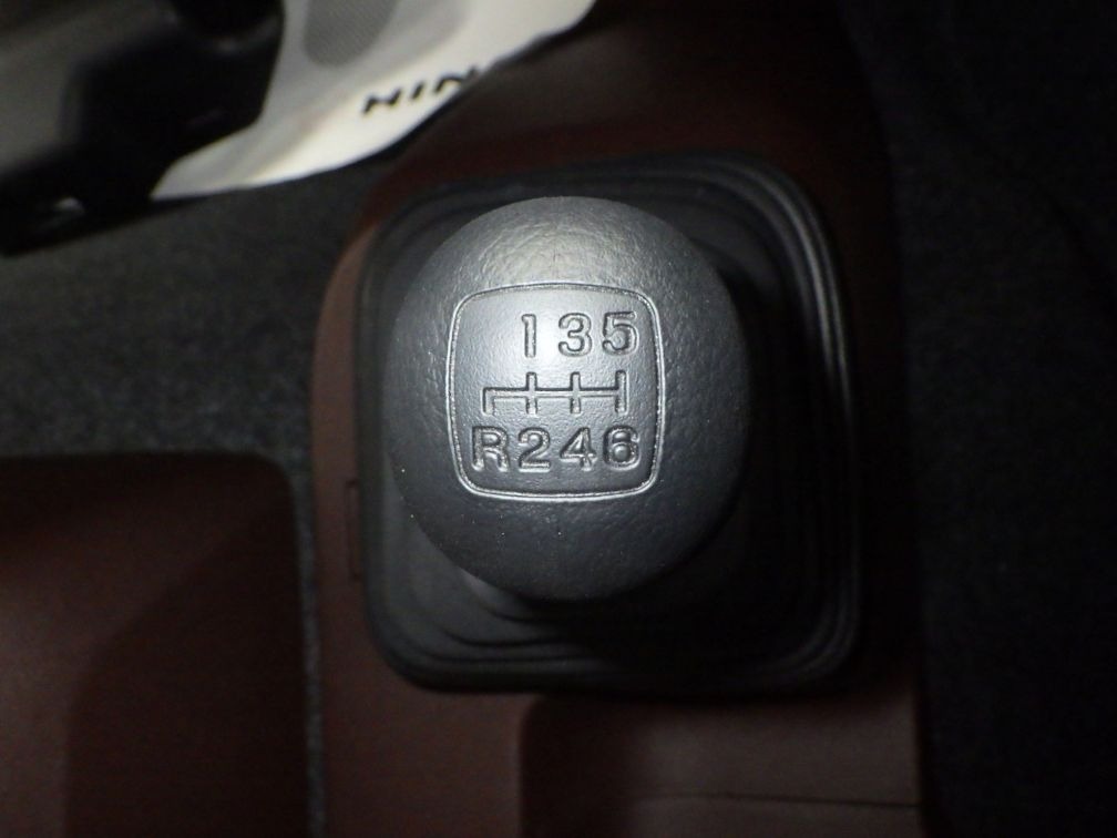 MT6速です。|日野 レンジャー 2PG-FD2ABA(2WD)の写真26