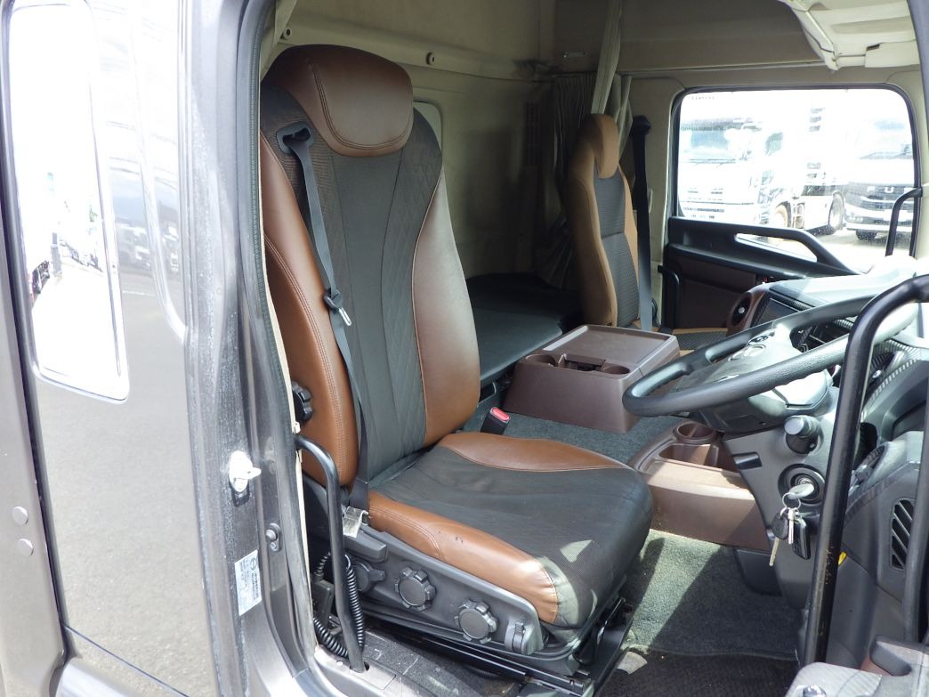 乗車定員は２名です。|日野 プロフィア 2DG-FW1EHGの写真6