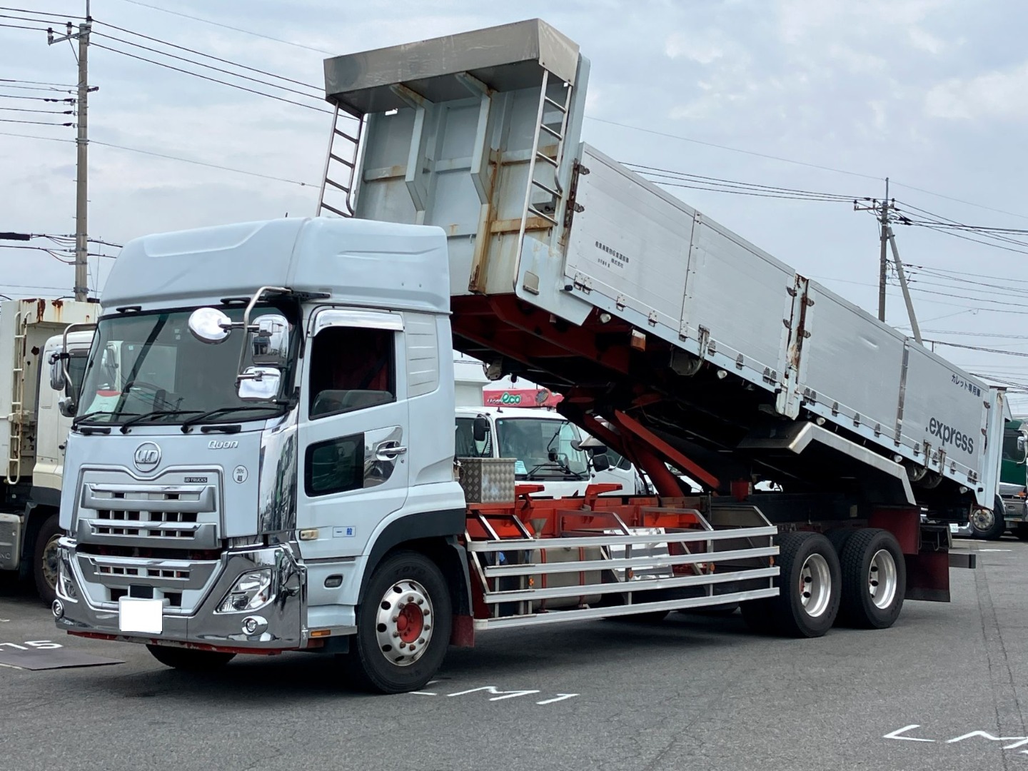 UDトラックス クオン 2PG-CD5CLの写真1