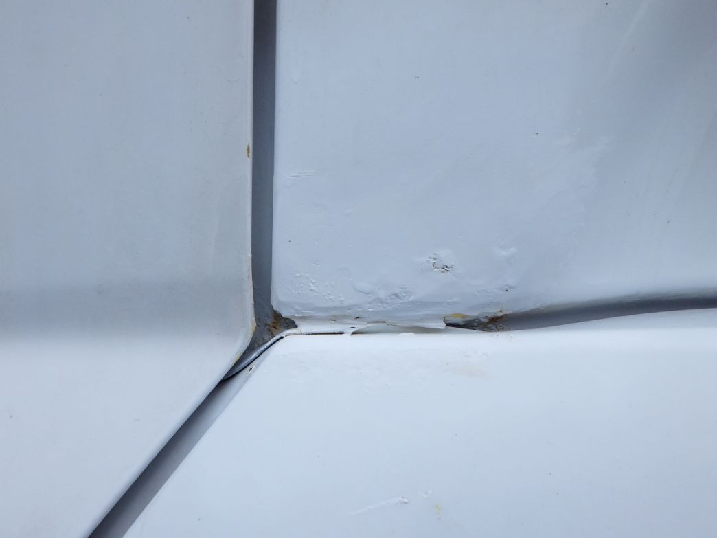 助手席側クォーターパネルに板金跡があります。|UDトラックス クオン 2PG-CD5CLの写真27