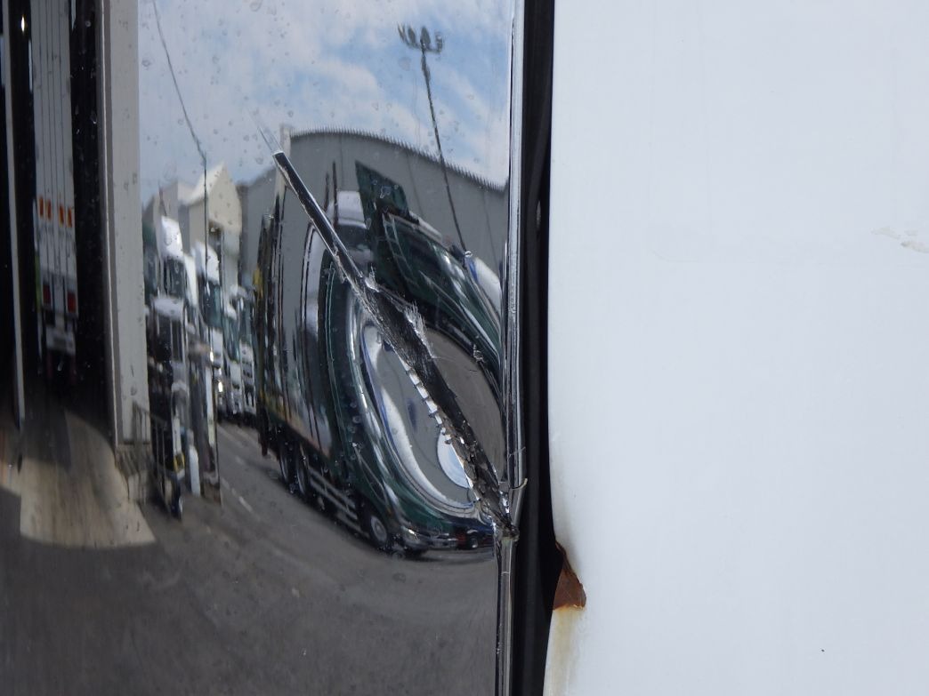 運転席側コーナーパネルにキズ・ヘコミがあります。|UDトラックス クオン 2PG-CD5CLの写真30