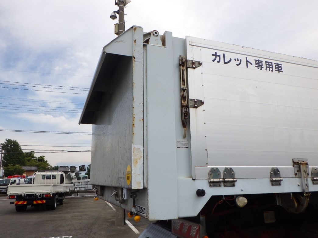 ボディー後方の両サイドにサビ・塗装跡があります。|UDトラックス クオン 2PG-CD5CLの写真40